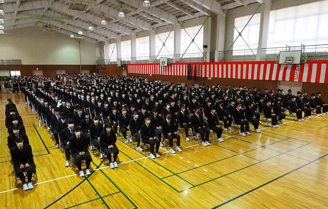 桜花咲き初める中、入学式を挙行